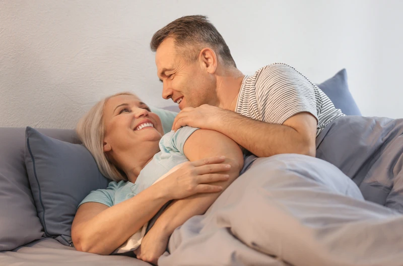 6 mitów o seksie po 50-tce, które należy obalić. Nr 3 zmieni Twoje spojrzenie!