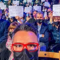 Protest publiczności w trakcie rozdania Nagród Nike 2021. Hasła na kartkach z ważnym przesłaniem