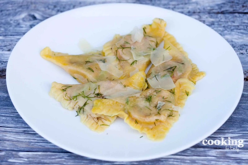 PIEROGI Z BOTWINKĄ I SERAMI