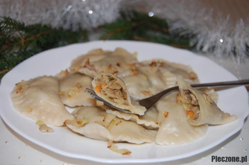 Wigilijne pierogi z kapustą i grzybami