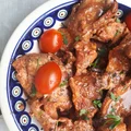 KOTLETY Z SZYNKI PIECZONE W POMIDORACH