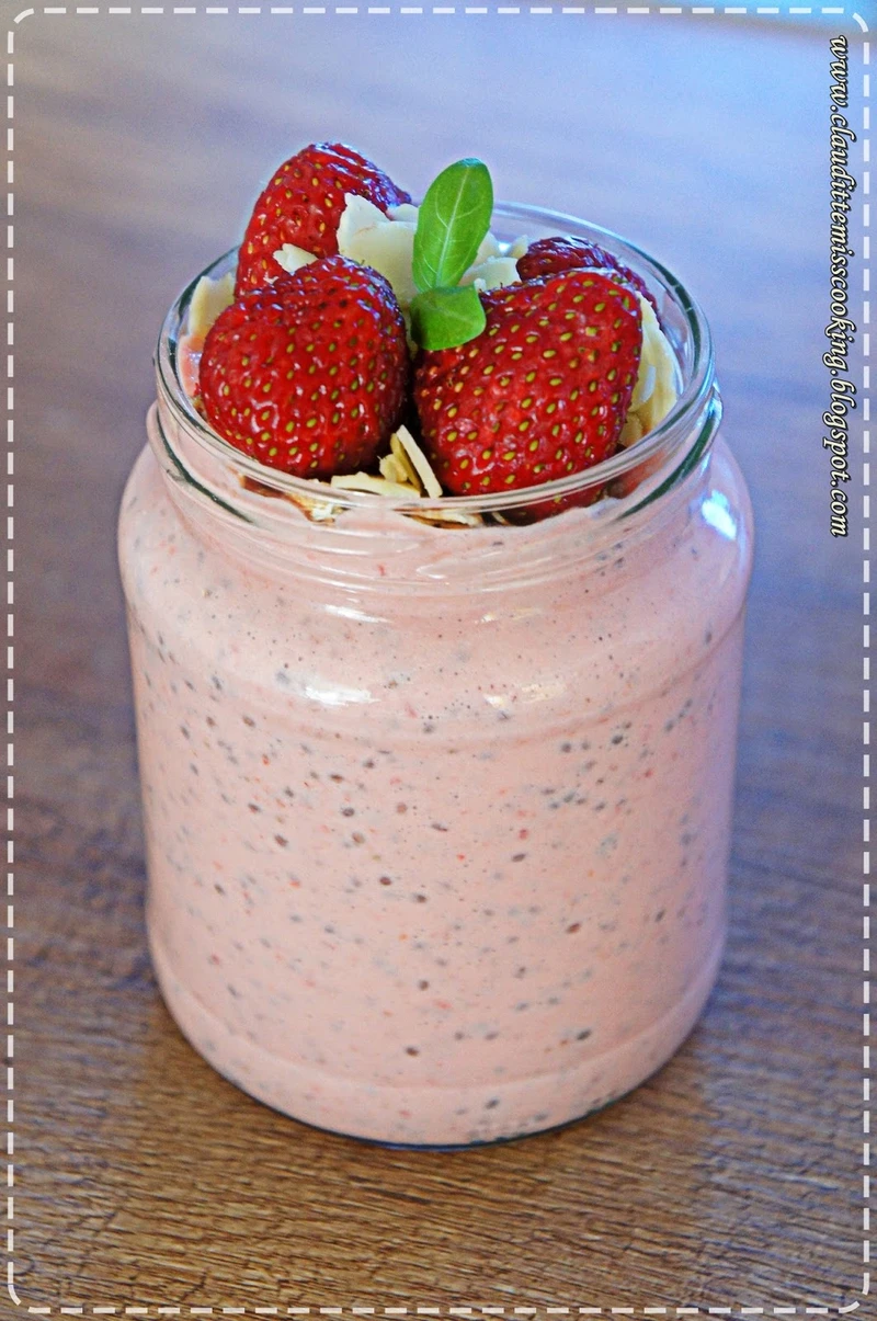 Truskawkowy jogurt z chia