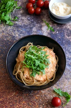 Spaghetti z pieczonymi pomidorami i mascarpone