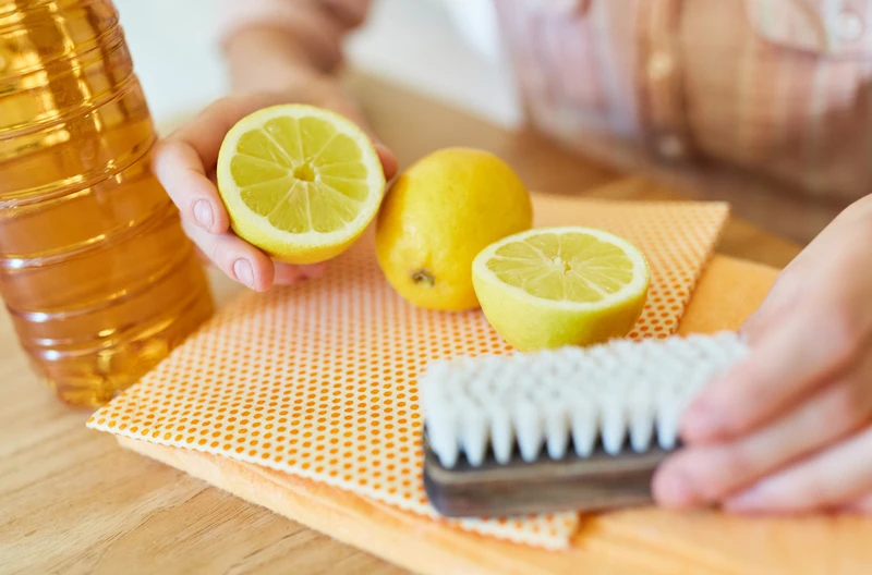 Nie tylko do lemoniady! Jak cytryna staje się Twoim sojusznikiem w sprzątaniu?