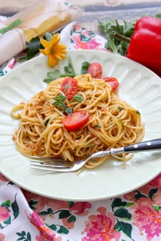 Spaghetti z tuńczykiem i czerwonym pesto