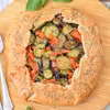 Wytrawna tarta galette z warzywami