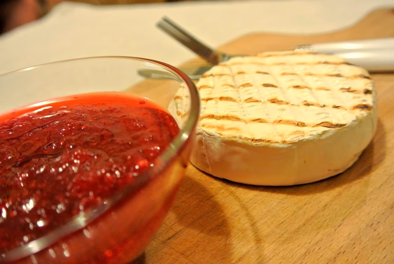 Grillowany camembert z żurawiną