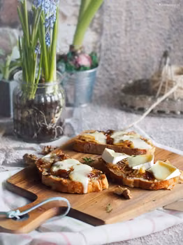 Tosty z karmelizowaną cebulą, dżemem i brie