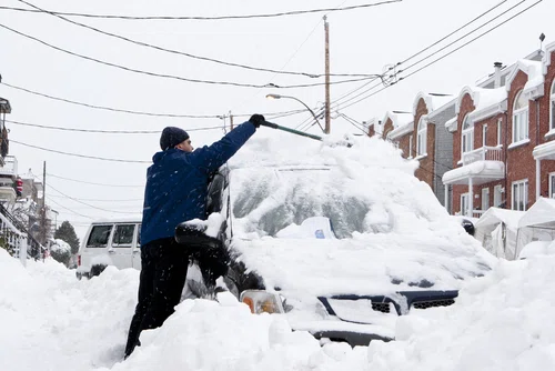 Czego nie powinniśmy robić ze swoim samochodem zimą? Nawyk ten może go zniszczyć