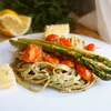 MAKARON Z PESTO Z NATKI PIETRUSZKI I AWOKADO Z DODATKIEM SZPARAGÓW I POMIDORÓW KOKTAJLOWYCH
