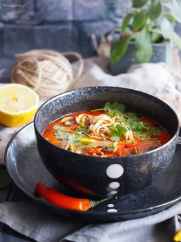 Ekspresowa tajska zupa z mięsem i makaronem