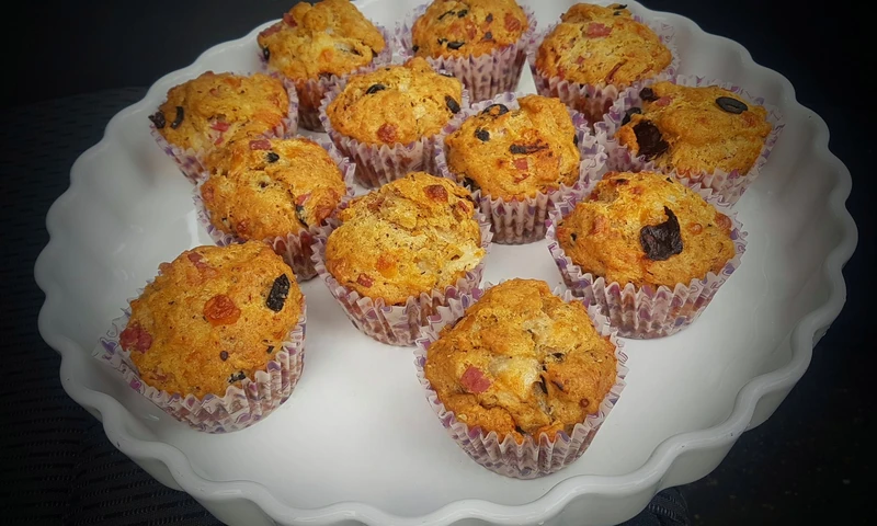 Wytrawne muffiny z salami, mozzarellą, oliwkami i suszonymi pomidorami