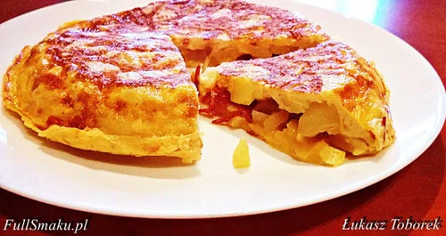 Złocista tortilla espanola z salami