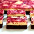 Brownie z serem i truskawkami