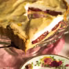Kruche ciasto a’la tarta ze śliwkami i bezową pianką z rosą
