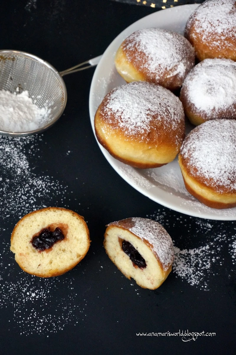 Pączki idealne (ze smażonymi wiśniami i cukrem pudrem)