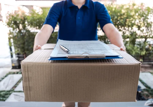 Etaty dla kurierów coraz bliżej? Rząd szykuje przełomową reformę rynku pracy!