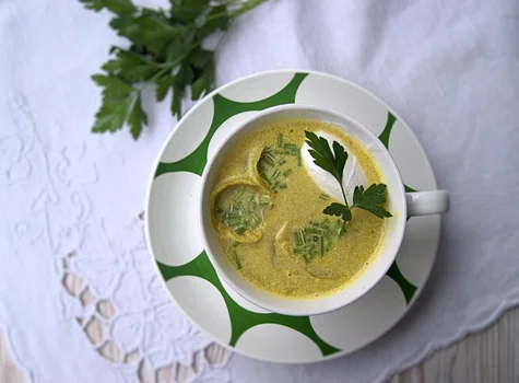 Rozgrzewająca zupa z cukinii i listków brukselki