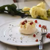 mini Pavlova z kremem z marakui i czerwoną porzeczką