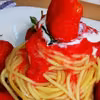 Wulkan truskawkowy z makaronem spaghetti