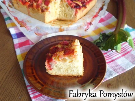 Maślane ciasto z truskawkami i rabarbarem