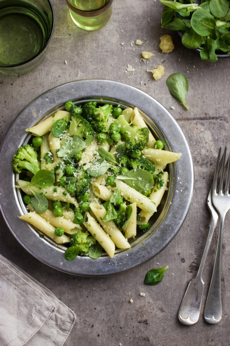 PENNE Z PESTO SZPINAKOWYM, BROKUŁAMI I GROSZKIEM