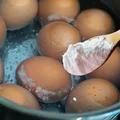 Nie gotuj jajek w wodzie! Ten sposób sprawi, że skorupki odejdą błyskawicznie