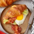 Croissant z jajkiem sadzonym, awokado i boczkiem