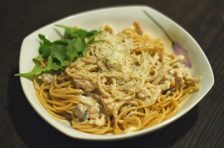 Spaghetti z owocami morza w sosie śmietanowo-czosnkowym