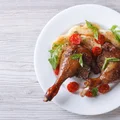 Pieczona noga kaczki z jabłkami
