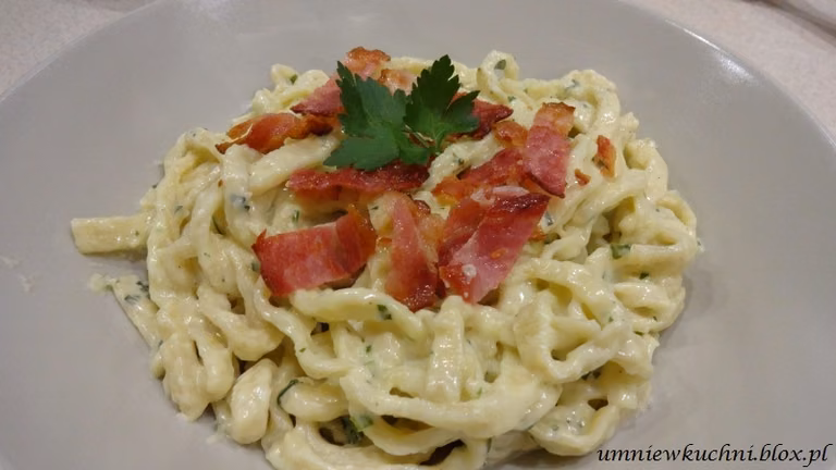 Tagliatelle z boczkiem w sosie serowo-śmietanowym