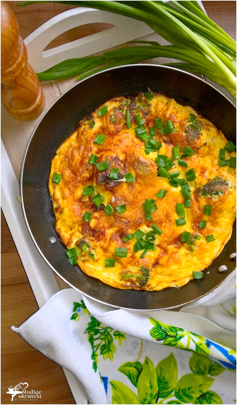 Omlet z brokułami i kozim serem