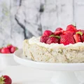 Bezglutenowa tarta jaglana z truskawkami i mascarpone
