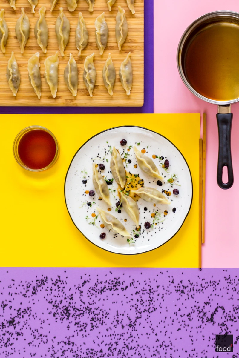 Pierogi gyoza z pieczoną kaczką i sosem z suszonych owoców