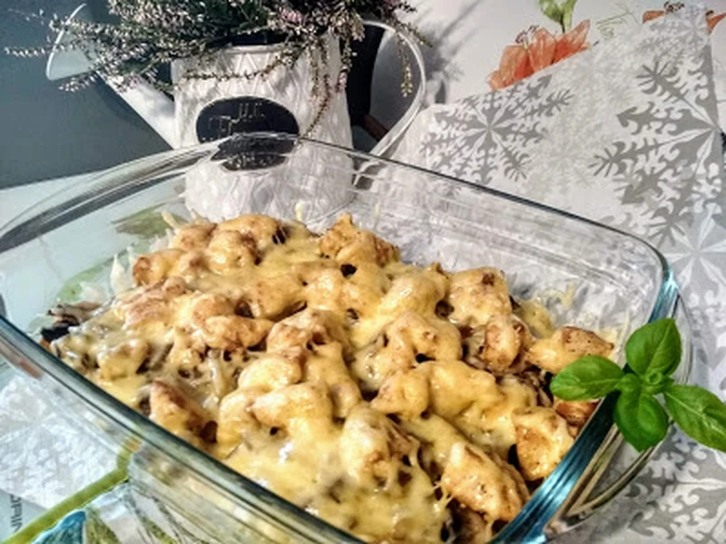 Zapiekanka ziemniaczana z pieczarkami i kurczakiem.