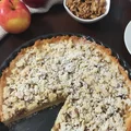 Tarta z jabłkami, orzechami i kruszonką.