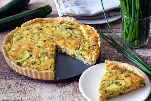 Tarta z cukinią i wędzonym łososiem
