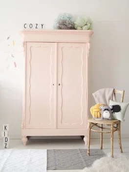 Pomalowana, różowa szafa
