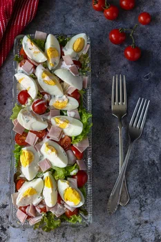 Sałatka z jajkami, szynką i pomidorem