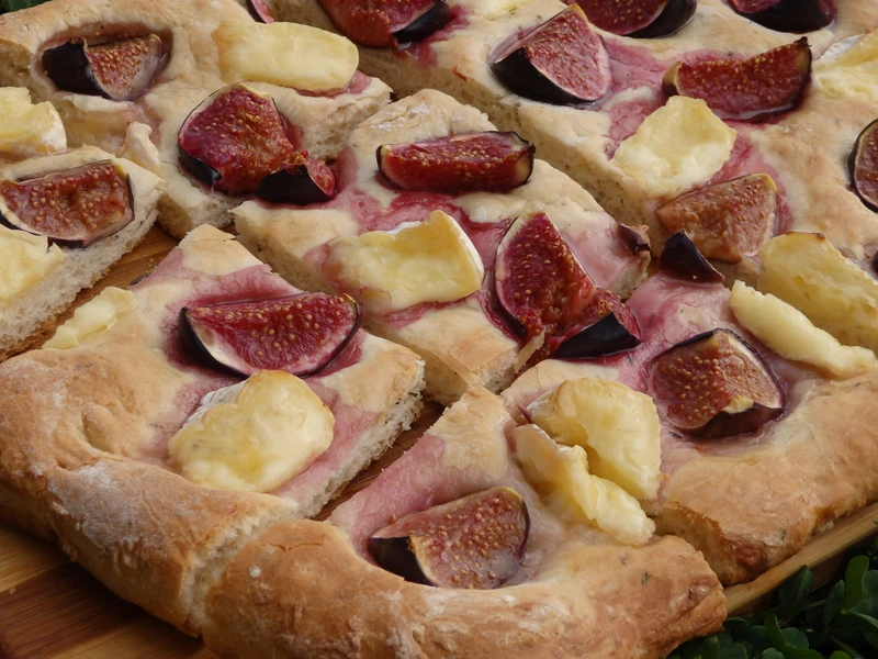 Focaccia z figami i camembertem
