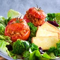 Nadziewane pomidory na sałatce z brokułu, jarmużu i wędzonego tofu - Be Fit Be Strong