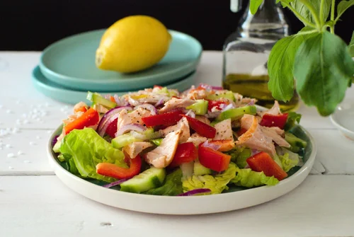 Sałatka z łososiem, papryką i ogórkiem, którą zrobisz raz dwa!