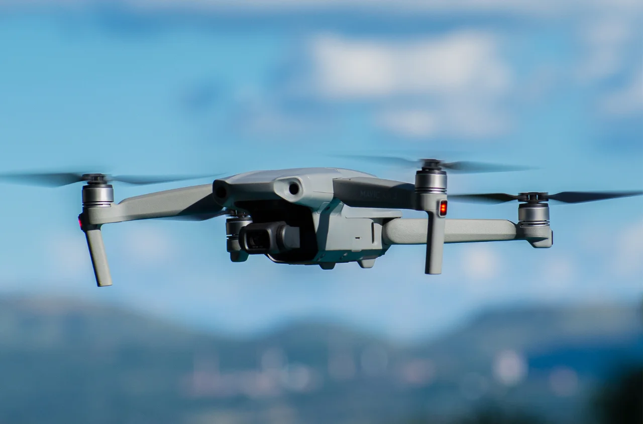 Dzień Dronów: Jak Technologia Latających Maszyn Zmienia Nasz Świat