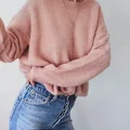 Różowy sweter oversize