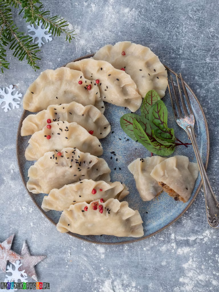 Wigilijne pierogi z kapustą i grzybami
