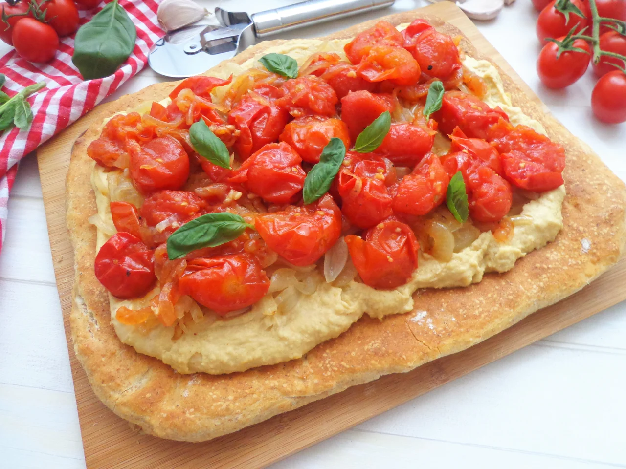 Pizza z hummusem, karmelizowaną cebulką i chutney z pomidorków