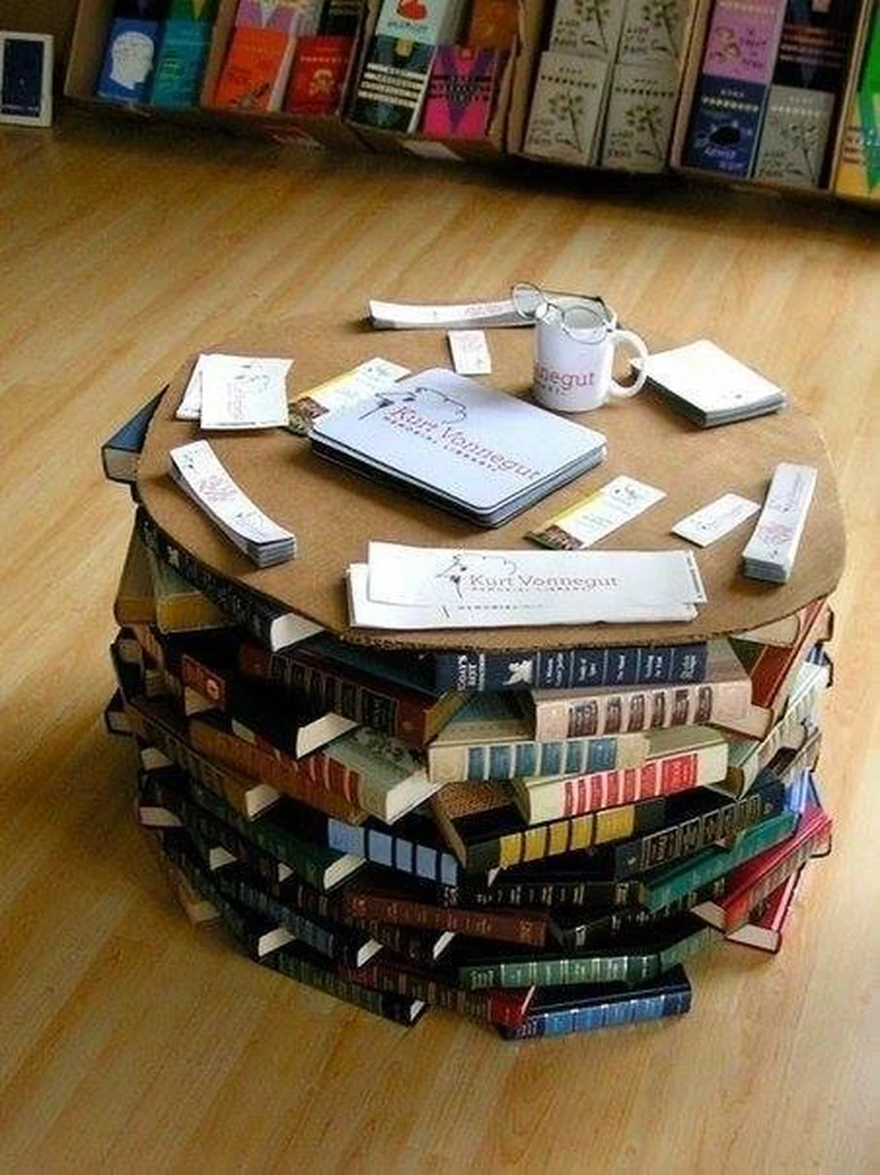 Stolik mola książkowego
