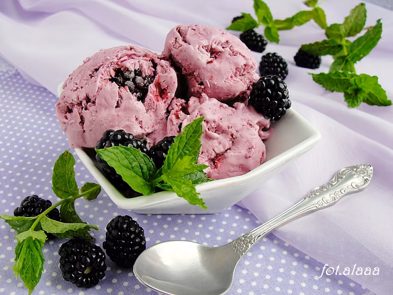 Lody jeżynowe