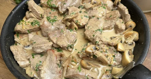 Polędwiczki w sosie musztardowym z pieczarkami
