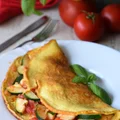 Omlet z pomidorem, cebulą i cukinią